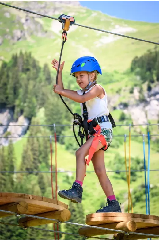 enfant dans un parc aventure - Champagny