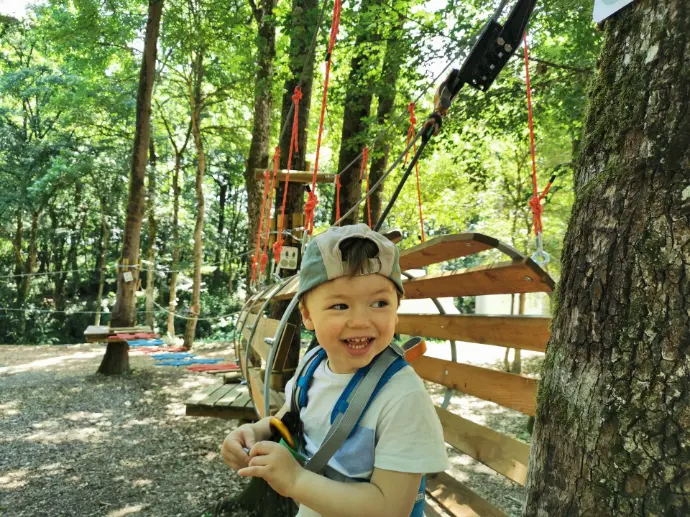 Jeune enfant dans un accrobranche