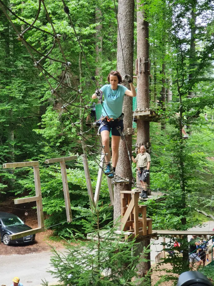 Jeune femme dans un jeu d'un parcours